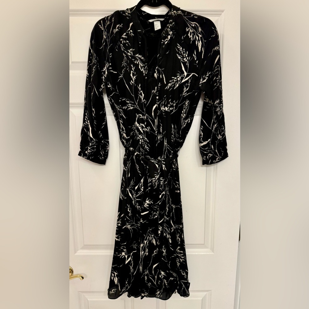 H&M - Pleated belted 3/4 sleeves dress- Knee-length - Black & white - SZ-4